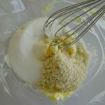 Ajout ingrédients pour la crème d'amandes de la tarte framboises